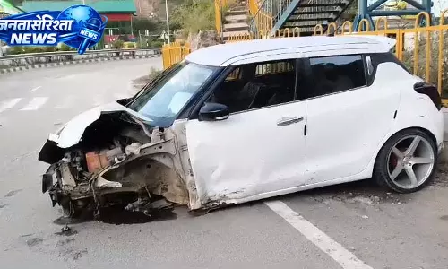 नेशनल हाईवे-5 पर चलती कार का टायर फटा, बड़ा हादसा टला नेशनल हाईवे-5 पर चलती कार का टायर फटा, बड़ा हादसा टला