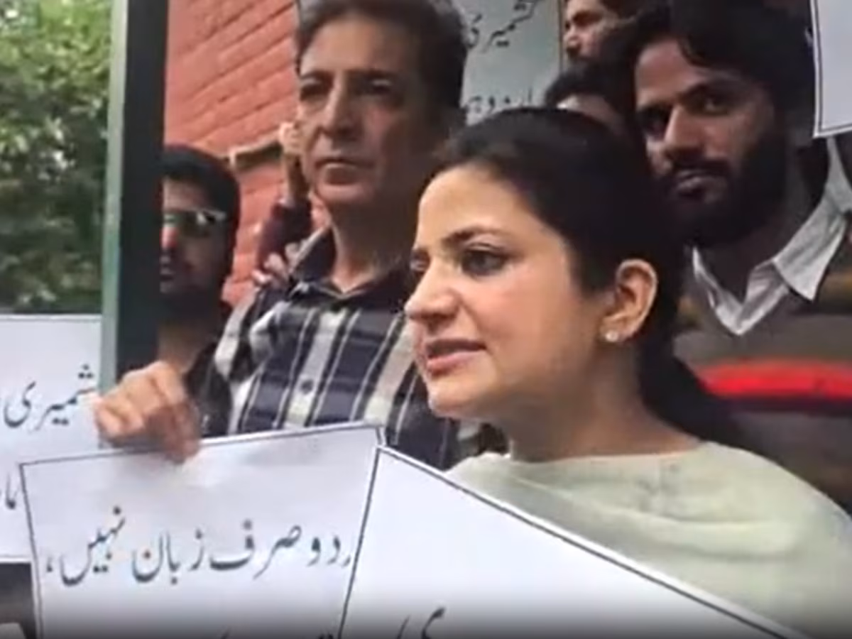 Srinagar: इल्तिजा मुफ्ती पर FIR दर्ज, अलगाववादी सामग्री प्रसारित करने का आरोप Srinagar: इल्तिजा मुफ्ती पर FIR दर्ज, अलगाववादी सामग्री प्रसारित करने का आरोप