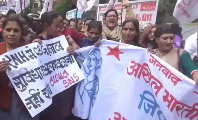Shimla: केएनएच से गायनी विभाग शिफ्ट करने पर विरोध तेज Shimla: केएनएच से गायनी विभाग शिफ्ट करने पर विरोध तेज