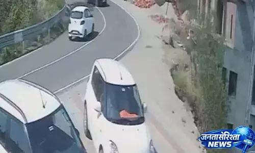 Himachal Pradesh में कार के खाई में गिरने से आग लगने से दो लोगों की मौत Himachal Pradesh में कार के खाई में गिरने से आग लगने से दो लोगों की मौत