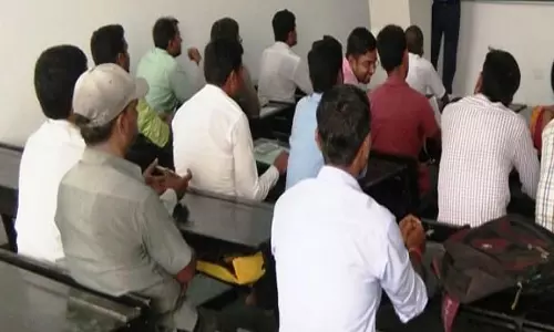 बीएड-डीएड स्टूडेंट्स ने लगाया अवैध वसूली का आरोप, कॉलेज में हड़कंप बीएड-डीएड स्टूडेंट्स ने लगाया अवैध वसूली का आरोप, कॉलेज में हड़कंप