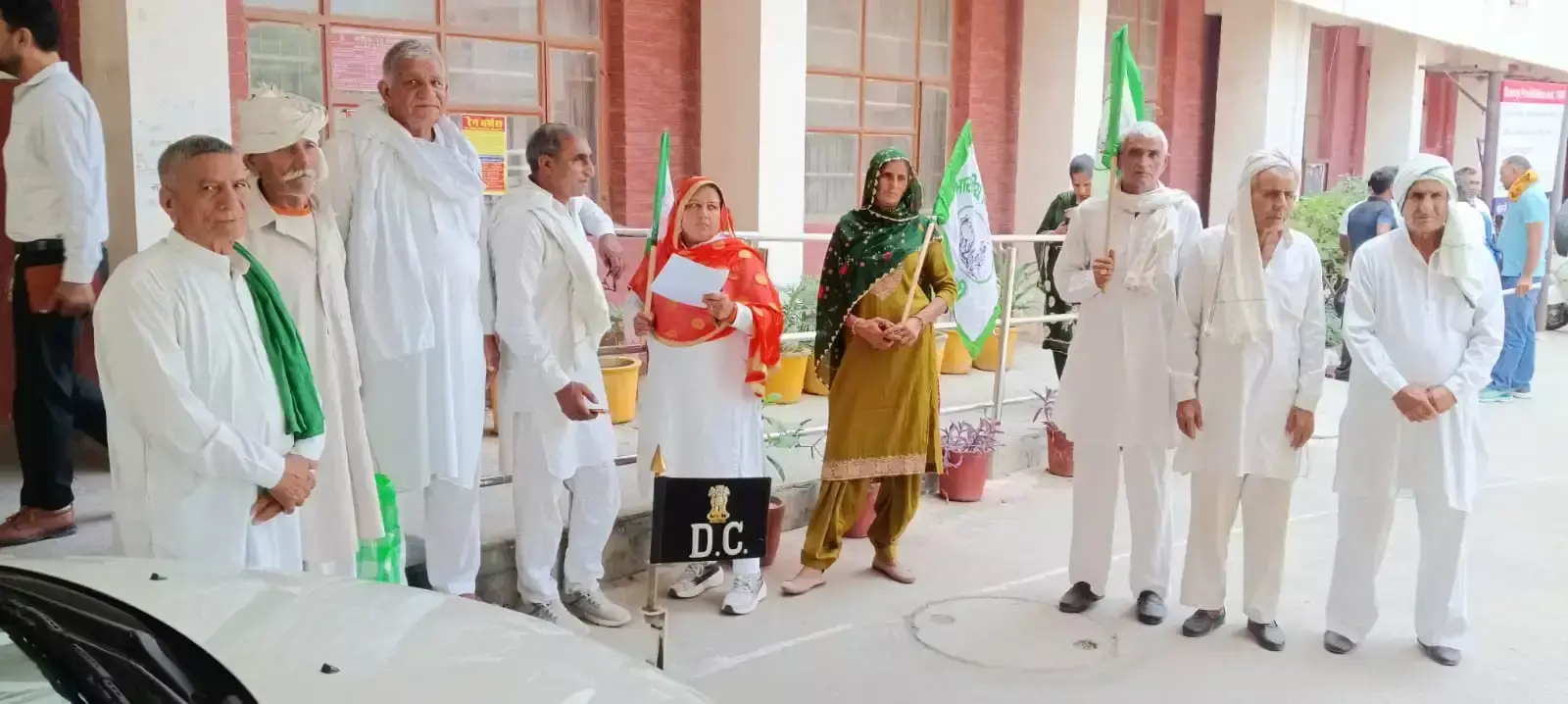 Jind: भारतीय किसान यूनियन ने सड़क पर उतरकर किया विरोध Jind: भारतीय किसान यूनियन ने सड़क पर उतरकर किया विरोध
