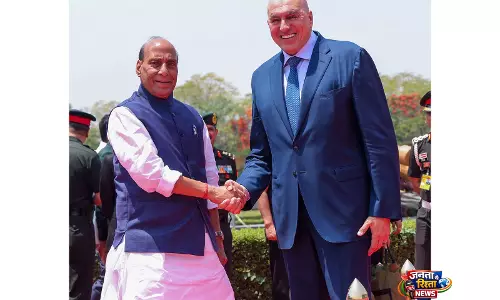 Defence Minister राजनाथ सिंह और इतालवी समकक्ष क्रोसेटो की बातचीत, पश्चिम एशिया पर चर्चा Defence Minister राजनाथ सिंह और इतालवी समकक्ष क्रोसेटो की बातचीत, पश्चिम एशिया पर चर्चा