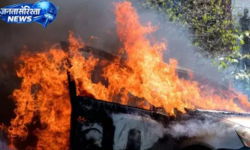 Alwar के मौजपुर के पास कार में आग लगने से 5 यात्री जिंदा जल गए Alwar के मौजपुर के पास कार में आग लगने से 5 यात्री जिंदा जल गए