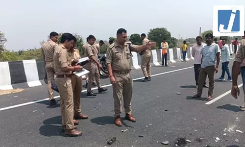 कार ने बाइक में मारी टक्कर, दंपति और दो बच्चों की मौत कार ने बाइक में मारी टक्कर, दंपति और दो बच्चों की मौत