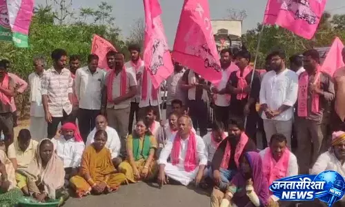 अनाज खरीद की मांग को लेकर BRS के नेतृत्व में विरोध प्रदर्शन अनाज खरीद की मांग को लेकर BRS के नेतृत्व में विरोध प्रदर्शन