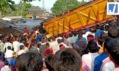 ऑटो-रिक्शा पर पलटा ट्रक, CISF जवान समेत 3 की मौत