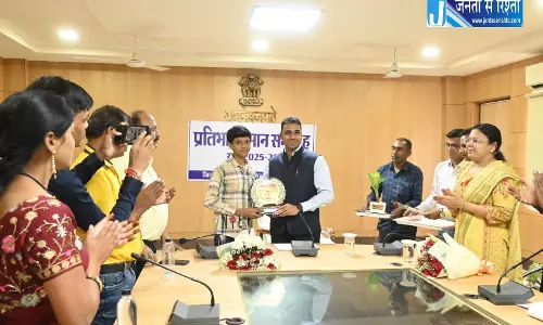 10वीं और 12वीं के मेधावी छात्रों को किया गया सम्मानित
