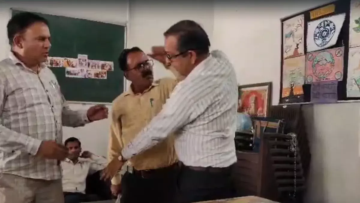 Faridabad: शराब पीने के आरोप में लैब अटेंडेंट और पीटीआई पर कार्रवाई Faridabad: शराब पीने के आरोप में लैब अटेंडेंट और पीटीआई पर कार्रवाई