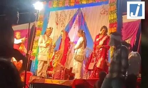 OMG! LIVE वीडियो...दुल्हन ने दूल्हे को छोड़कर प्रेमी के गले में डाल दी वरमाला, हुआ बवाल OMG! LIVE वीडियो...दुल्हन ने दूल्हे को छोड़कर प्रेमी के गले में डाल दी वरमाला, हुआ बवाल