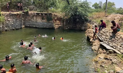 Karnataka : होबली में बढ़ती गर्मी से जनजीवन प्रभावित, युवा कुओं में राहत तलाश रहे Karnataka : होबली में बढ़ती गर्मी से जनजीवन प्रभावित, युवा कुओं में राहत तलाश रहे