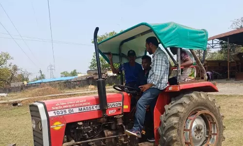 लाइवलीहुड कॉलेज में आत्मसमर्पित व्यक्तियों को दिया जा रहा ट्रैक्टर प्रशिक्षण लाइवलीहुड कॉलेज में आत्मसमर्पित व्यक्तियों को दिया जा रहा ट्रैक्टर प्रशिक्षण