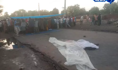 Latehar में सड़क दुर्घटना में अधेड़ उम्र के व्यक्ति की मौत, ग्रामीणों ने किया विरोध प्रदर्शन Latehar में सड़क दुर्घटना में अधेड़ उम्र के व्यक्ति की मौत, ग्रामीणों ने किया विरोध प्रदर्शन