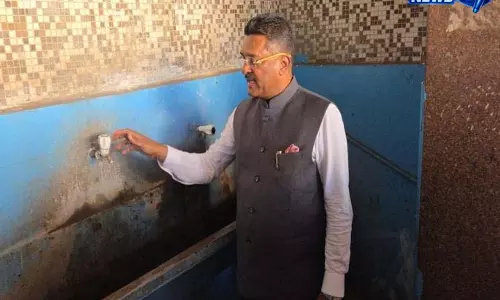 Indapur बस स्टैंड पर खराब टॉयलेट और पीने के पानी को लेकर ट्रांसपोर्ट मिनिस्टर नाराज़ Indapur बस स्टैंड पर खराब टॉयलेट और पीने के पानी को लेकर ट्रांसपोर्ट मिनिस्टर नाराज़