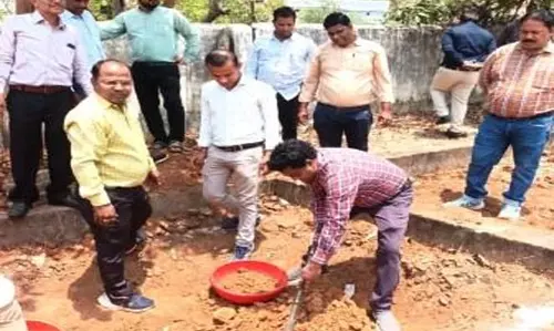 सीईओ नंदनवार ने श्रमदान कर सोख्ता गड्ढा निर्माण कार्य में निभाई सहभागिता