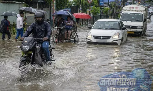 असम: बारिश के बाद गुवाहाटी में जलभराव, सतगांव इलाके में लोगों को हुई परेशानी