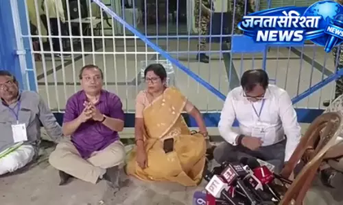 कोलकाता में EVM स्ट्रांग-रूम पर TMC का धरना, छेड़छाड़ की आशंका कोलकाता में EVM स्ट्रांग-रूम पर TMC का धरना, छेड़छाड़ की आशंका