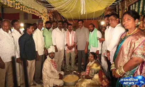 MLA कोठा प्रभाकर रेड्डी ने नवविवाहित जोड़े को आशीर्वाद दिया MLA कोठा प्रभाकर रेड्डी ने नवविवाहित जोड़े को आशीर्वाद दिया
