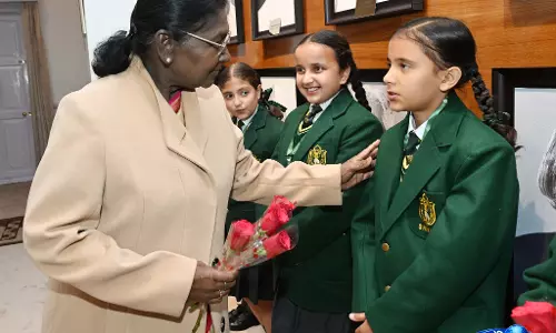 राष्ट्रपति द्रौपदी मुर्मू ने शिमला में स्कूली छात्रों से की मुलाकात राष्ट्रपति द्रौपदी मुर्मू ने शिमला में स्कूली छात्रों से की मुलाकात