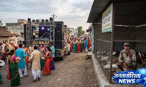 Sultanpur: दरियापुर गांव में शादी के तेज़ म्यूज़िक से कथित तौर पर 140 मुर्गियों की मौत Sultanpur: दरियापुर गांव में शादी के तेज़ म्यूज़िक से कथित तौर पर 140 मुर्गियों की मौत