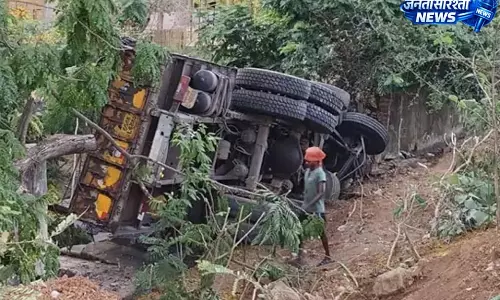 कच्चे लोहे से भरा ट्रक DFO बंगले के सामने पलटा, तीन घायल