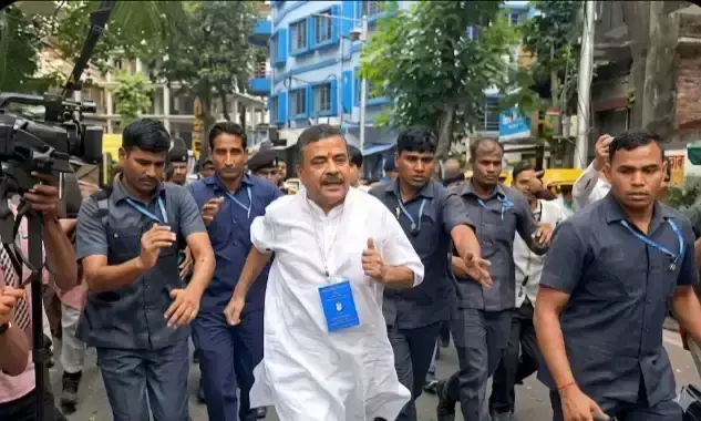 Kolkata: कालीघाट में नारेबाजी से सियासी हलचल Kolkata: कालीघाट में नारेबाजी से सियासी हलचल