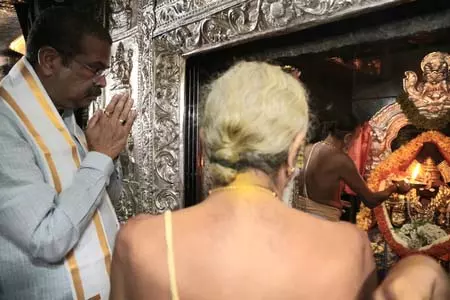 नरसिंह जयंती पर बेंगलुरु पहुंचे केंद्रीय मंत्री धर्मेंद्र प्रधान, लक्ष्मी नरसिंह स्वामी मंदिर में किया दर्शन पूजन नरसिंह जयंती पर बेंगलुरु पहुंचे केंद्रीय मंत्री धर्मेंद्र प्रधान, लक्ष्मी नरसिंह स्वामी मंदिर में किया दर्शन पूजन