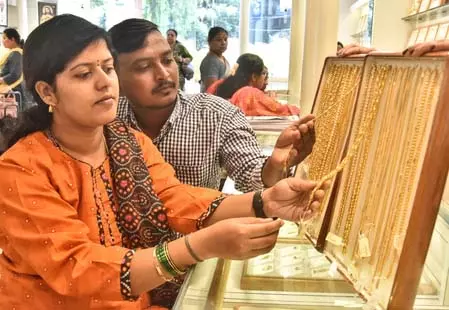 मध्य पूर्व में तनाव के बीच सोने और चांदी में तेजी, कीमतों में आया 0.65 प्रतिशत तक का उछाल मध्य पूर्व में तनाव के बीच सोने और चांदी में तेजी, कीमतों में आया 0.65 प्रतिशत तक का उछाल