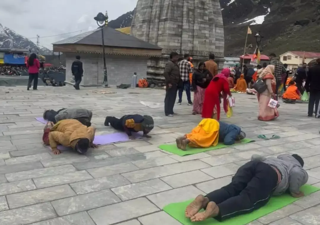Kedarnath: तीर्थ यात्रियों के लिए केदारनाथ में योग शिविर प्रारंभ Kedarnath: तीर्थ यात्रियों के लिए केदारनाथ में योग शिविर प्रारंभ