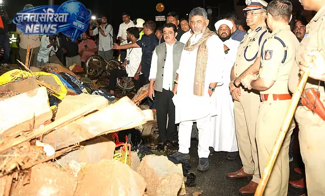 हॉस्पिटल कंपाउंड गिरने से 7 की मौत; DK Shivakumar ने दिए जांच और कार्रवाई के आदेश हॉस्पिटल कंपाउंड गिरने से 7 की मौत; DK Shivakumar ने दिए जांच और कार्रवाई के आदेश
