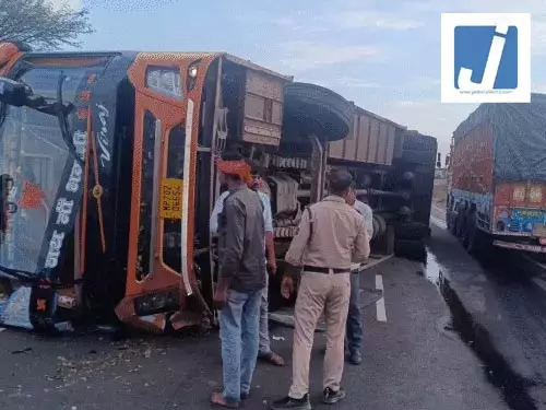 बारातियों से भरी बस पलटी, तीन की मौत, 26 घायल बारातियों से भरी बस पलटी, तीन की मौत, 26 घायल