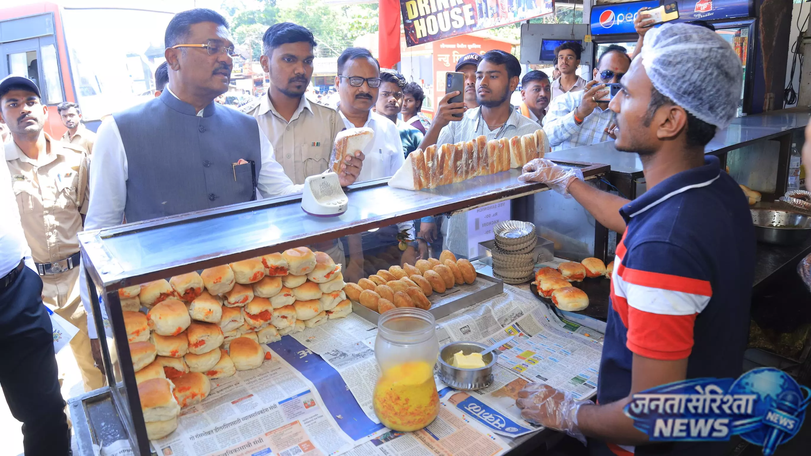 लोनावाला बस स्टैंड पर पानी की कीमत को लेकर सख्ती, Minister ने दिए कड़े निर्देश लोनावाला बस स्टैंड पर पानी की कीमत को लेकर सख्ती, Minister ने दिए कड़े निर्देश