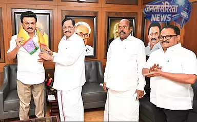 DMK उम्मीदवारों ने मुख्यमंत्री एम.के. स्टालिन से मुलाकात की DMK उम्मीदवारों ने मुख्यमंत्री एम.के. स्टालिन से मुलाकात की