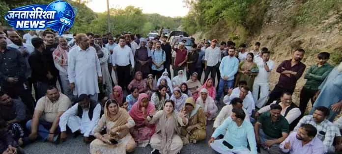 MLA ने किया जनता के साथ प्रदर्शन, जल संकट के खिलाफ किया आंदोलन MLA ने किया जनता के साथ प्रदर्शन, जल संकट के खिलाफ किया आंदोलन