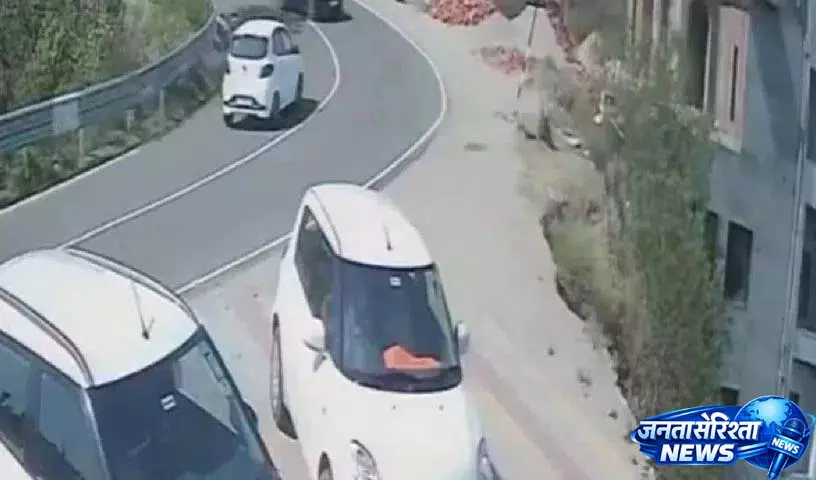 Himachal Pradesh में कार के खाई में गिरने से आग लगने से दो लोगों की मौत Himachal Pradesh में कार के खाई में गिरने से आग लगने से दो लोगों की मौत