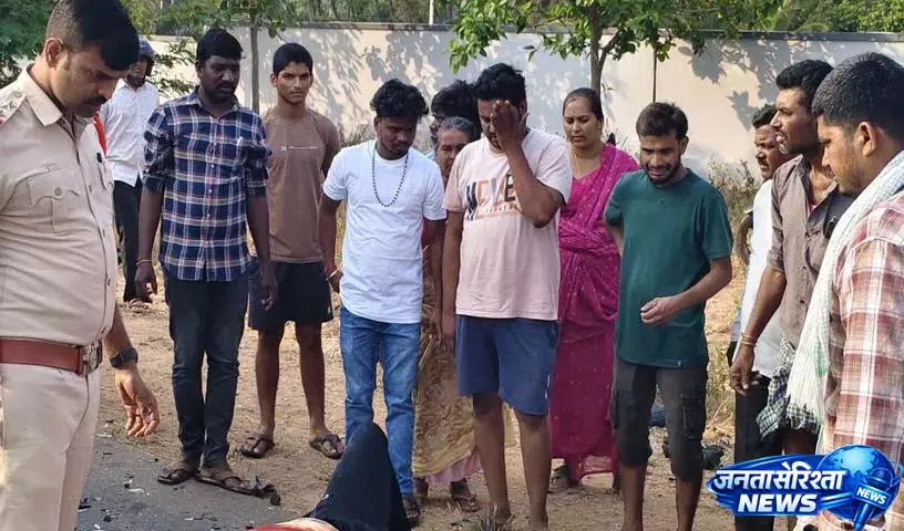 Devullathanda के पास लॉरी-कार की टक्कर: 1 की मौत, 2 गंभीर रूप से घायल Devullathanda के पास लॉरी-कार की टक्कर: 1 की मौत, 2 गंभीर रूप से घायल