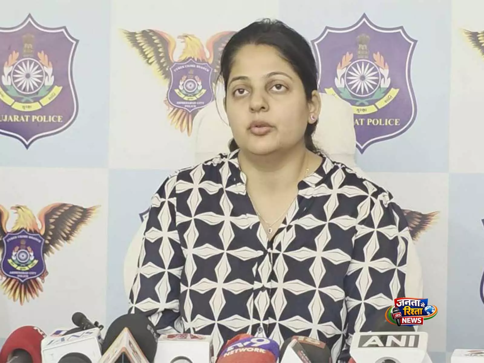 अहमदाबाद साइबर पुलिस ने 25,000 रुपये की Aadhaar-आधारित धोखाधड़ी के आरोप में चार आरोपियों को किया गिरफ्तार अहमदाबाद साइबर पुलिस ने 25,000 रुपये की Aadhaar-आधारित धोखाधड़ी के आरोप में चार आरोपियों को किया गिरफ्तार