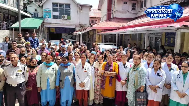 OPD शिफ्टिंग योजना के खिलाफ IGMC-शिमला में प्रदर्शन बढ़ा OPD शिफ्टिंग योजना के खिलाफ IGMC-शिमला में प्रदर्शन बढ़ा