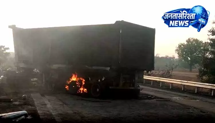 Sundargarh में भीषण सड़क हादसा, ड्राइवर की आग में जलकर मौत Sundargarh में भीषण सड़क हादसा, ड्राइवर की आग में जलकर मौत