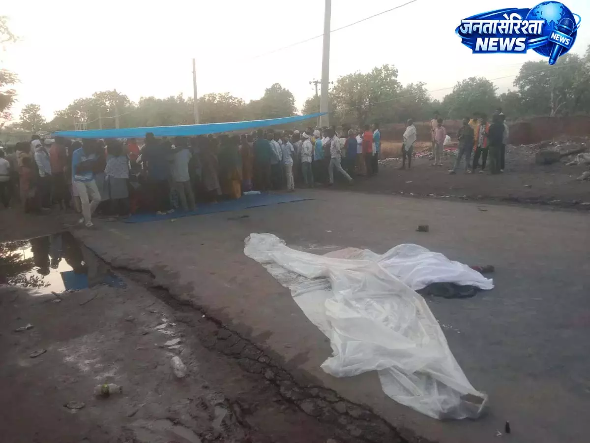 Latehar में सड़क दुर्घटना में अधेड़ उम्र के व्यक्ति की मौत, ग्रामीणों ने किया विरोध प्रदर्शन Latehar में सड़क दुर्घटना में अधेड़ उम्र के व्यक्ति की मौत, ग्रामीणों ने किया विरोध प्रदर्शन