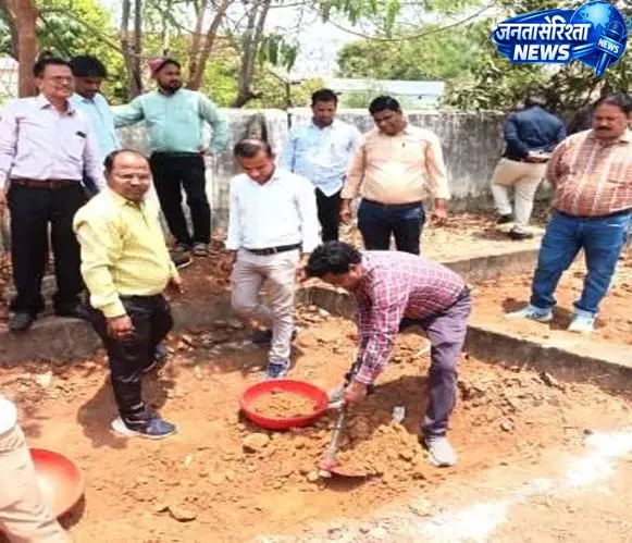 सीईओ नंदनवार ने श्रमदान कर सोख्ता गड्ढा निर्माण कार्य में निभाई सहभागिता सीईओ नंदनवार ने श्रमदान कर सोख्ता गड्ढा निर्माण कार्य में निभाई सहभागिता