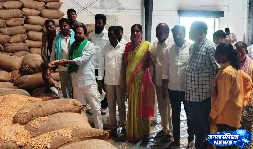 गोदाम का इस्तेमाल सिर्फ़ सिंगरेनी के किसानों के लिए होगा: मालोथ के MLA रामदास नायक गोदाम का इस्तेमाल सिर्फ़ सिंगरेनी के किसानों के लिए होगा: मालोथ के MLA रामदास नायक