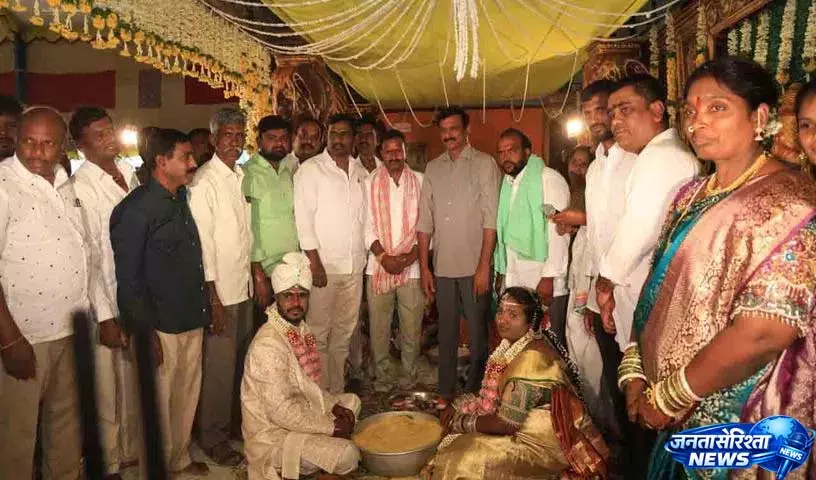 MLA कोठा प्रभाकर रेड्डी ने नवविवाहित जोड़े को आशीर्वाद दिया MLA कोठा प्रभाकर रेड्डी ने नवविवाहित जोड़े को आशीर्वाद दिया