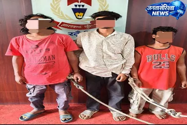 Khunti: पुलिस ने किडनैप हुए एतवा मुंडा को बचाया, तीन आरोपियों को गिरफ्तार किया Khunti: पुलिस ने किडनैप हुए एतवा मुंडा को बचाया, तीन आरोपियों को गिरफ्तार किया