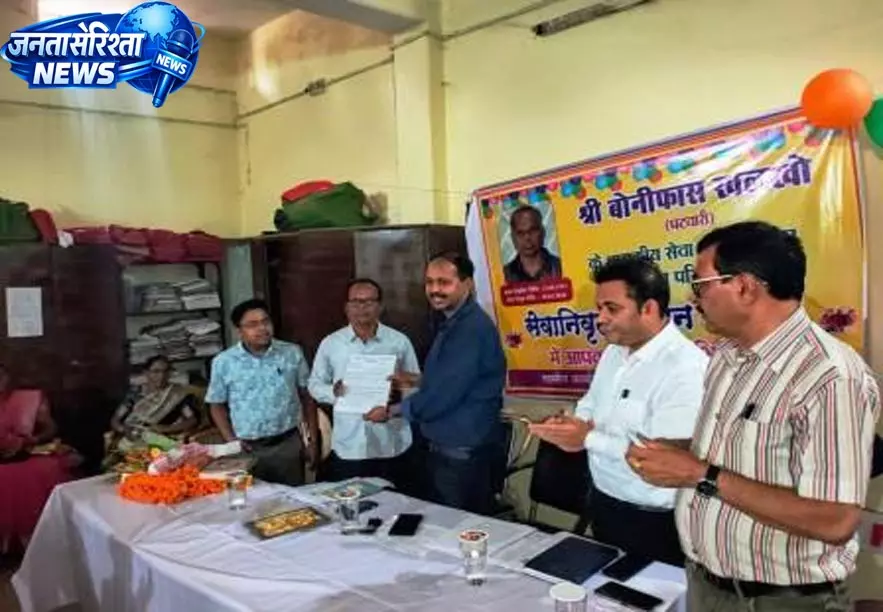 सेवानिवृत्ति के दिन ही पटवारी बोनिफास खलखो को मिला पीपीओ सेवानिवृत्ति के दिन ही पटवारी बोनिफास खलखो को मिला पीपीओ