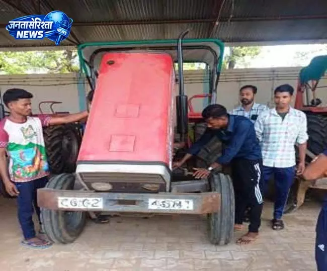 लाइवलीहुड कॉलेज के माध्यम से आत्मसमर्पित हितग्राहियों को ट्रैक्टर प्रशिक्षण लाइवलीहुड कॉलेज के माध्यम से आत्मसमर्पित हितग्राहियों को ट्रैक्टर प्रशिक्षण
