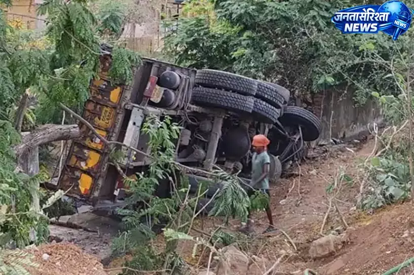 कच्चे लोहे से भरा ट्रक DFO बंगले के सामने पलटा, तीन घायल कच्चे लोहे से भरा ट्रक DFO बंगले के सामने पलटा, तीन घायल