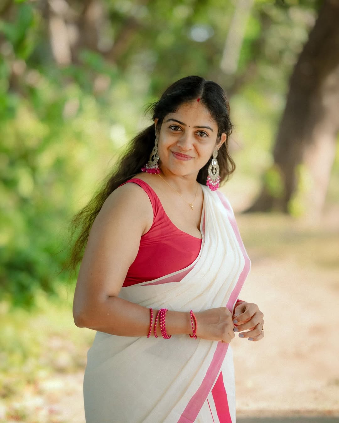 साड़ी में खूबसूरत लगी जानी अभिषेक