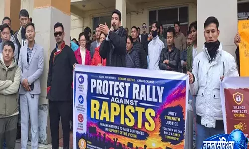 Tawang: सैकड़ों लोगों ने यौन शोषण की शिकार नाबालिग के लिए न्याय की मांग Tawang: सैकड़ों लोगों ने यौन शोषण की शिकार नाबालिग के लिए न्याय की मांग