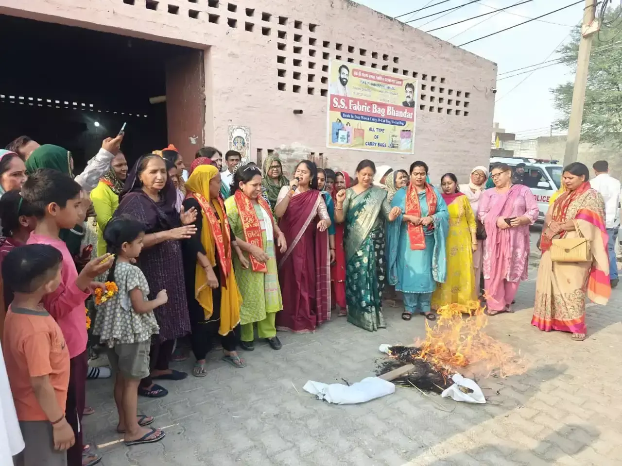 Jind: भाजपा महिला विंग का प्रदर्शन, विपक्षी नेताओं के फूंके पुतले Jind: भाजपा महिला विंग का प्रदर्शन, विपक्षी नेताओं के फूंके पुतले